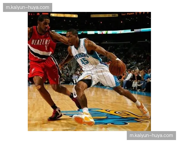 黄蜂区域联防限制突破路线,迫使对手选择效率较低外线出手 黄蜂区域联防限制突破路线,迫使对手选择效率较低外线出手